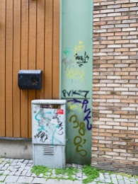 Foto: Christiane Wüllner | Tittel: Graffiti | Sted: Storchveita | Fargerik graffiti klemt i ikke mindre enn 3 forskjellige bakgrunner i veggen